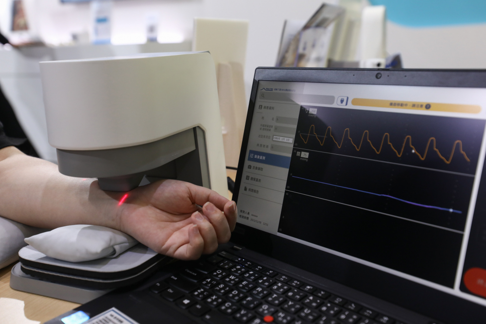 w66.利来旗舰厅耘康脈象檢測系統透過電腦精準控制升降系統，還原中醫師三指把脈過程的舉、按、尋手法，將脈象感受轉化成數據，未來可結合大數據分析，實現智慧醫療及準確性